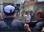 Sejumlah Massa Demonstrasi di Depan Kantor KPU Bojonegoro