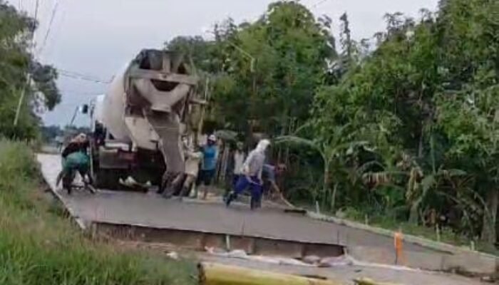 Proyek Rabat Beton Misterius Dijalan Poros Dusun Tamping Desa Pucung Kecamatan Balongpanggang Diduga Tidak Sesuai RAB Akibat Lemahnya Pengawasan.