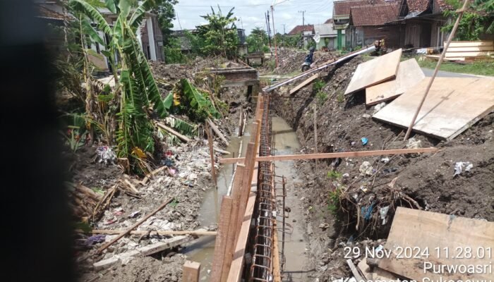Proyek TPT di Desa Purwoasri Sukosewu Diduga Gunakan Besi Tidak Spesifikasi, Minimnya Informasi dan Kualitas Dipertanyakan