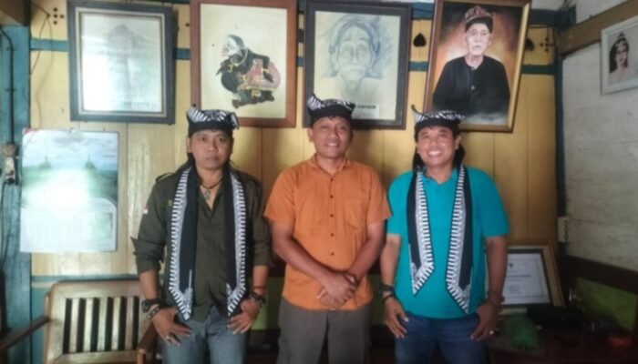 Pengurus PJI Bojonegoro, Sowan Ke Tokoh Samin di Desa Margomulyo