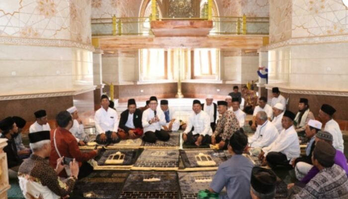 PJ Bupati Adriyanto Tunaikan Sholat Jum’at Perdana, di Masjid Wisata Religi