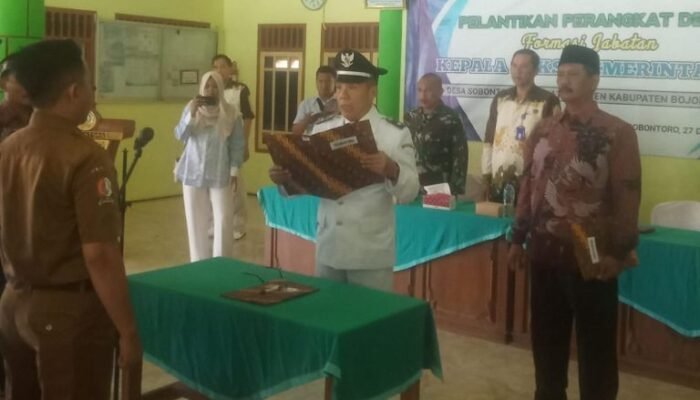 Kades Sobontoro Balen Lantik Anak Sendiri Sebagai Perangkat Desa Baru Kasi Pemerintahan.