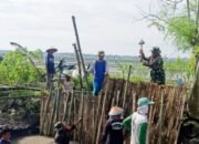 Semangat Juang Tak Kenal Lelah, Babinsa Kodim Bojonegoro dan Masyarakat Benahi Tanggul Jebol