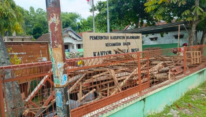 Pembangunan Balai Desa Suwaloh Kecamatan Balen Pakai Besi Bekas, Jangan Ya Dik
