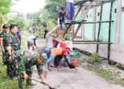 Angota Koramil 03/Balen Kodim 0813 Bojonegoro Karya Bakti Cor Atap Musholla bersama Warga Desa Lengkong