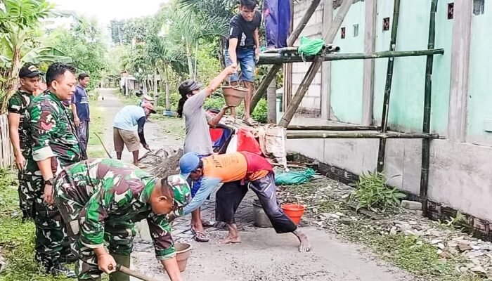 Angota Koramil 03/Balen Kodim 0813 Bojonegoro Karya Bakti Cor Atap Musholla bersama Warga Desa Lengkong