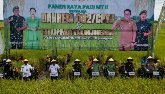 Danrem 082/CPYJ Panen Raya Padi bersama Kelompok Tani Mulyorejo