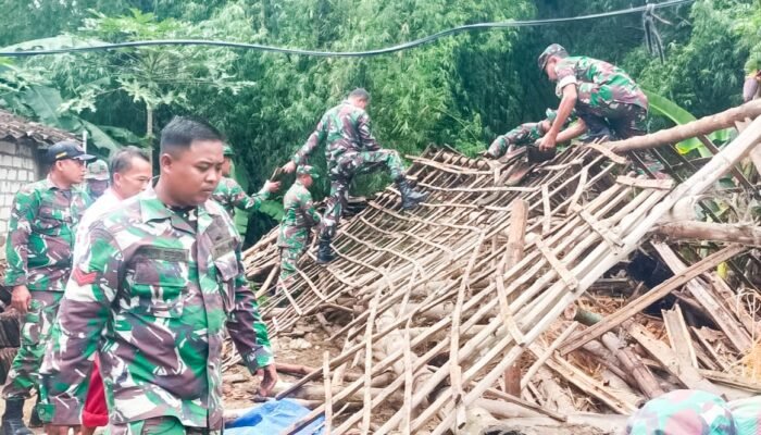 Babinsa Kepohbaru Bojonegoro dan Warga, Gotong Royong Membersihkan Material Rumah Roboh di Desa Brangkal