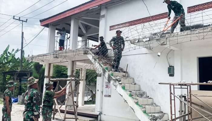 Gotong Royong bersama Warga, Babinsa Kanor Bojonegoro bantu Perenovasian Masjid Dusun Ager Ager
