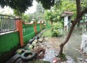 Selokan buntu Halaman Sekolah Dasar  Negeri Sidobandung II nomer 105 Tergenang air