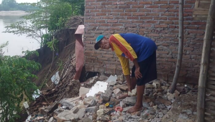 Dua Rumah Warga di Desa Sarirejo Tergerus Sungai Bengawan Solo
