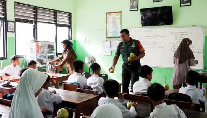 Selama Ramadhan, Babinsa Kodim Bojonegoro Kawal Pendistribusian Ribuan Paket Makanan Kering Program MBG