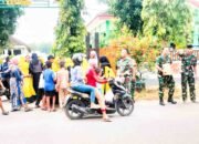 Koramil Kasiman Kodim Bojonegoro Berbagi Takjil di Bulan Ramadan