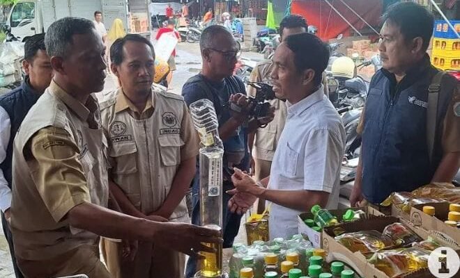 Petugas Gabungan Sidak Temukan Minyakita Tidak Sesuai Dengan Takarannya Dipasar Sidoharjo Lamongan