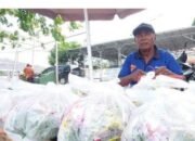 Tradisi Nyekar Puluhan Pedagang Bunga Tabur Mendapatkan Rezeki Berlimpah Dilamongan