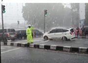 Anggota Pos Pam Kertosono Tetap Siaga Hadapi Arus Balik di Tengah derasnya Hujan