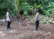 Antisipasi Banjir Susulan, Kapolsek Plosoklaten Tinjau Lokasi Tanggul Jebol di Dusun Pulerejo