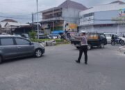Anggota Polres Lamongan Urai Macet Arus Balik Disimpang Tugu Pasar Babat
