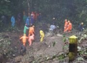 Gotong Royong Polisi Bersama TNI dan BPBD Tangani Longsor di Pacet Mojokerto