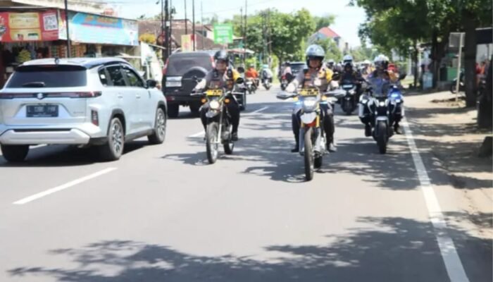 Pantau Arus Lalu Lintas Pasca Lebaran Hari Keempat, Kapolres Kediri Kota Turun Langsung Sapa Pemudik