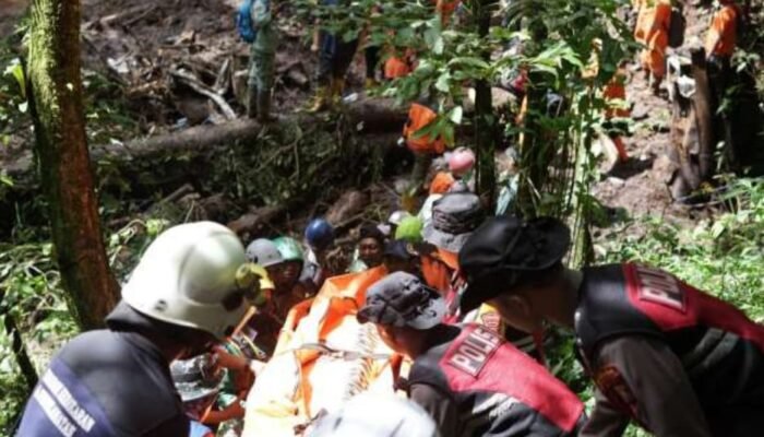 Hari Kedua Evakuasi, Polisi dan Tim SAR Gabungan Berhasil Temukan 9 Korban Longsor di Pacet Mojokerto
