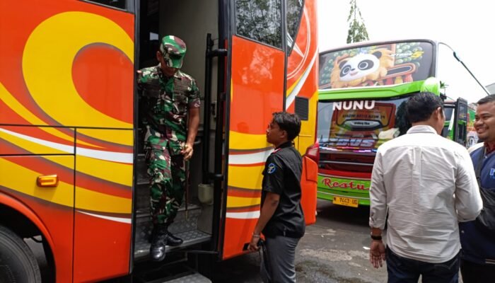 Dandim Lamongan Bersama Forkopimda Berangkatkan Pemudik Program Balik Gratis 2025