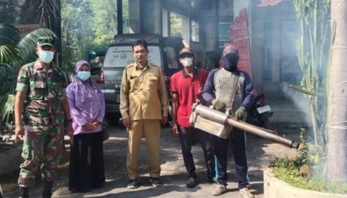 Koramil Glagah Dampingi Warga Melaksanakan Kegiatan Fogging