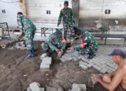 Koramil Deket dan Masyarakat Bergotong Royong Membantu Pemasangan Paving