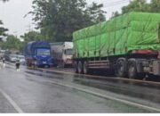 Kemacetan Mengular di Sepanjang Jalan Nasional Lamongan Dikarna Jalan JLU Belum Dibuka