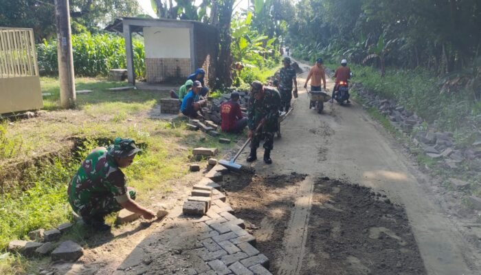 Babinsa Koramil Ngimbang Gotong Royong Perbaiki Jalan ke Gunung Ratu