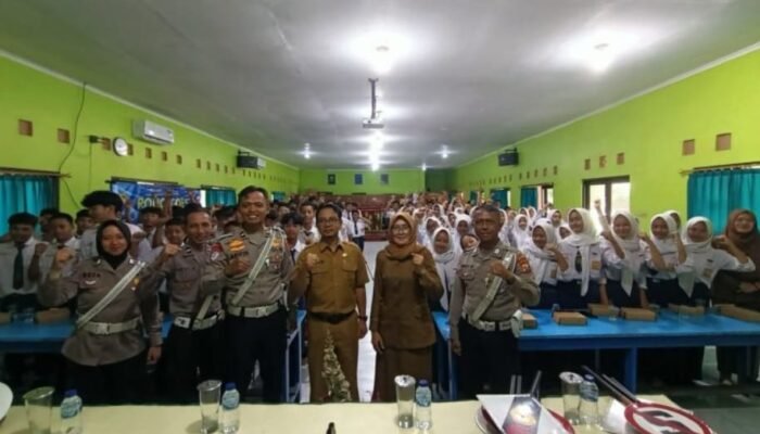 Satlantas Berikan Edukasi Etika Berlalu Lintas kepada Siswa SMPN 5 Kota Kediri