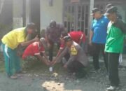 Masyarakat Plosowahyu Bersama Polsek Kota Mengelar Pembuatan Biopori Massal di Lamongan