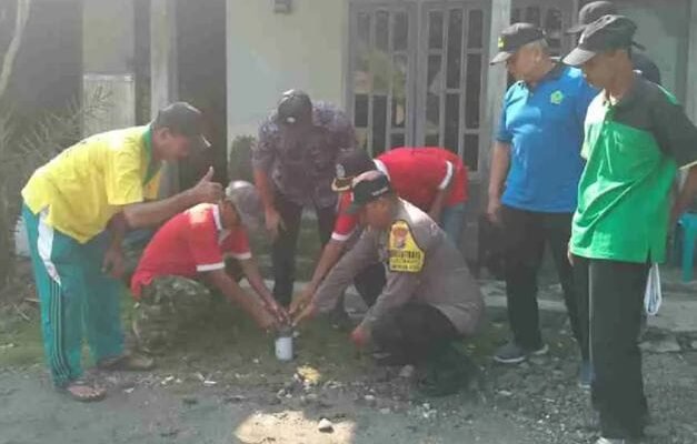 Masyarakat Plosowahyu Bersama Polsek Kota Mengelar Pembuatan Biopori Massal di Lamongan