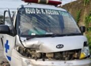 Ambulance RSUD Koesma Tuban Ringsek Setelah Tabrakan dengan Truk di Lamongan