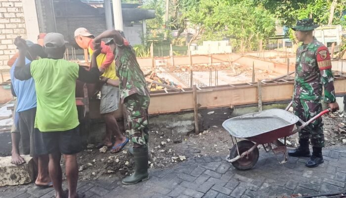 Bersama Warga Margoagung, TNI Koramil Sumberrejo Bojonegoro Cor Pondasi Mushola