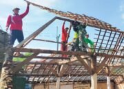 Kompak, Babinsa Kepohbaru Bojonegoro bersama Warga Desa Woro bersih-bersih Lingkungan Balai Desa