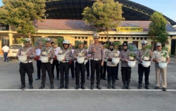 Kado Ultah Tanaman Buah Alpukat Untuk Anggota Kasat Lantas Polres Kediri