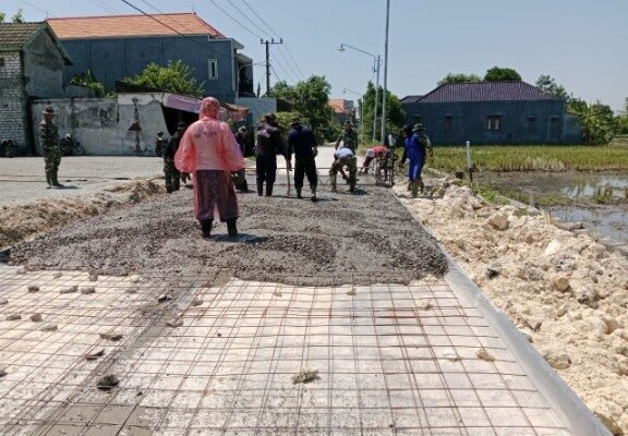 Pengerasan Jalan Dikebut, Pra TMMD ke-124 Kodim Lamongan Bangkitkan Harapan Warga Desa
