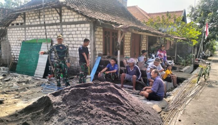 Hangatnya Kebersamaan Satgas TMMD ke-124 Kodim Lamongan di Tengah Rehat Siang