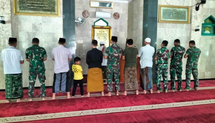 Ciptakan Harmoni Iman dan Tugas, Satgas TMMD Ke-124 Kodim 0812 Lamongan Rutin Laksanakan Sholat Isya Berjamaah