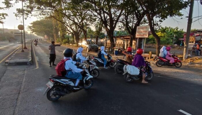 Pagi Yang Aman di Lamongan: Polisi Hadir Dititik Rawan Demi Senyum Anak Sekolah
