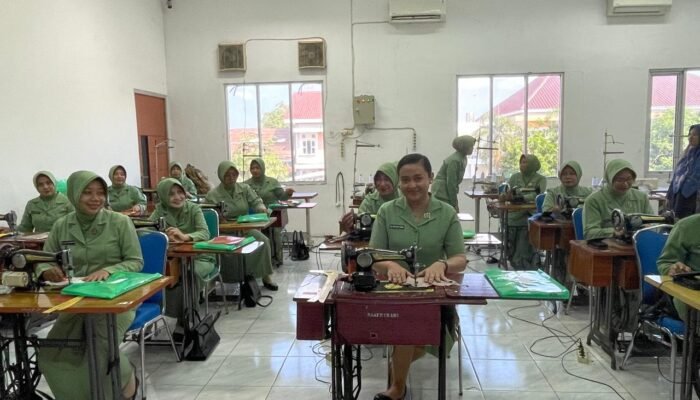 Persit KCK Cabang XXVII Dim 0812 Lamongan Gali Potensi Diri Lewat Pelatihan Kemandirian Bersama BLK Disnaker