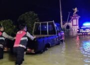 Tanggap Bencana, Polisi dan TNI Bantu Evakuasi Warga Terdampak Banjir di Sumenep