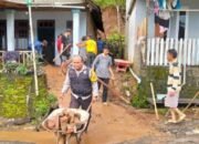 Sinergitas Polisi Bersama TNI dan BPBD Tangani Banjir dan Bersihkan Material Longsor di Kediri