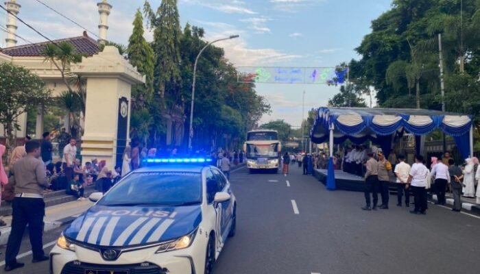 Iringi Langkah Suci: Polres Lamongan Kawal Keberangkatan Jamaah Haji Kloter 59 dan 60 Menuju Tanah Suci