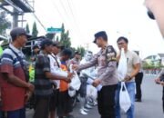 Polisi Peduli, Turun ke Jalan Salurkan Bansos untuk Pekerja Jalanan di Ngawi