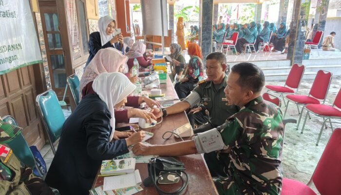 Sentuhan Kasih Di Desa: Sinergi TNI Dan Unisla Hadirkan Pengobatan Gratis Untuk Warga Lamongan