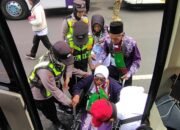 Sigap dan Ikhlas, Polwan Bojonegoro Bantu Calon Haji Lansia