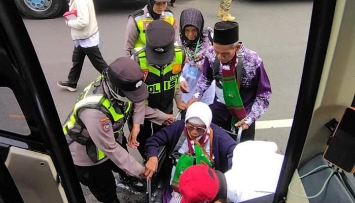 Sigap dan Ikhlas, Polwan Bojonegoro Bantu Calon Haji Lansia
