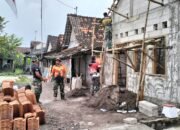 Sentuhan Kemanusiaan Satgas TMMD 124 KodimLamongan: Hadiah Rumah Layak Untuk Mbah Rebi